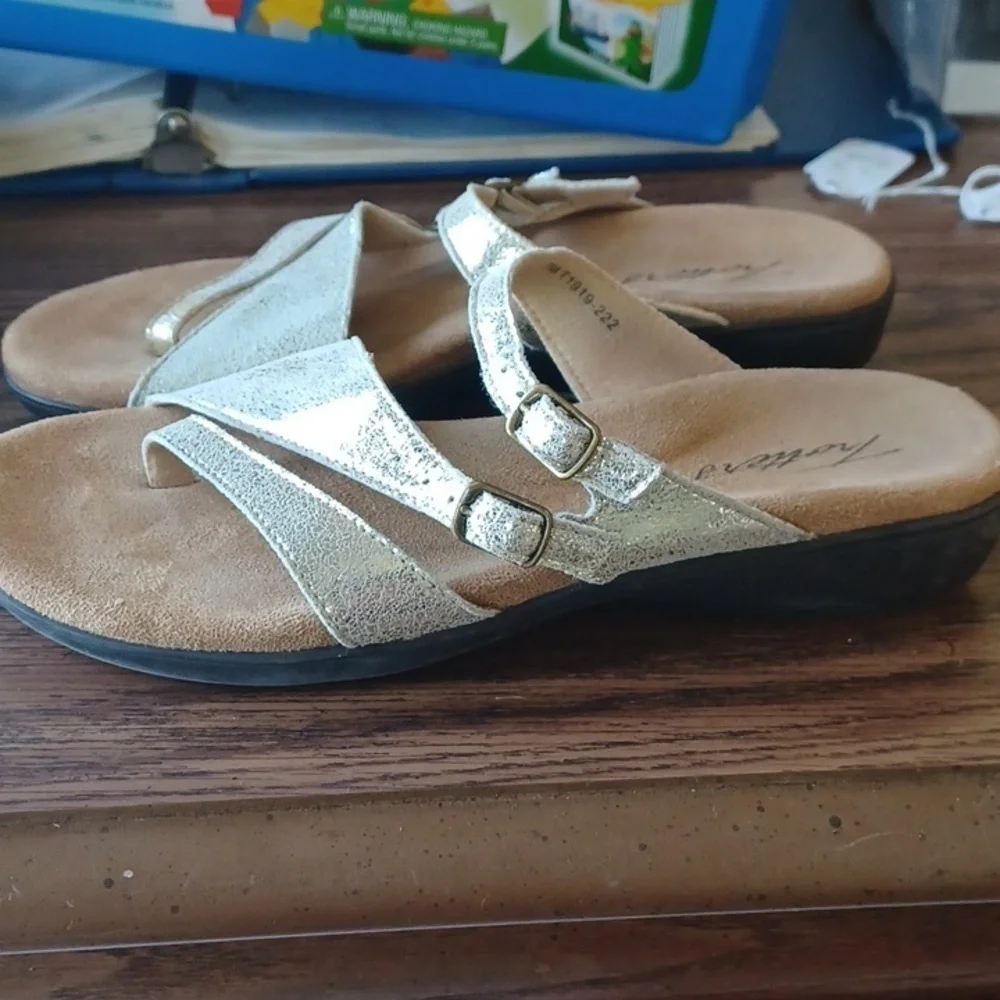 Trotters Gold Glitter Leather Comfort Casual Sandals Womens Sz 7M Slip On Thong